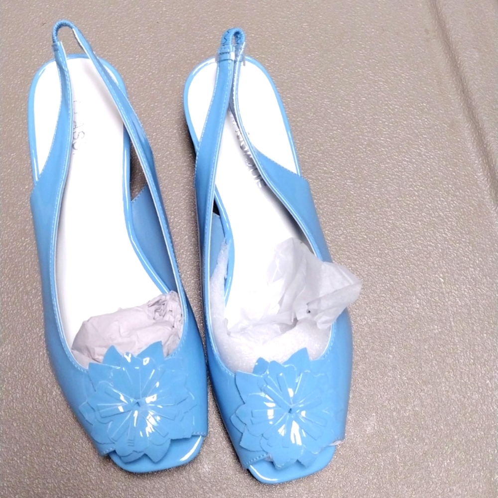 Classique brand. flower. blue. 7 W.